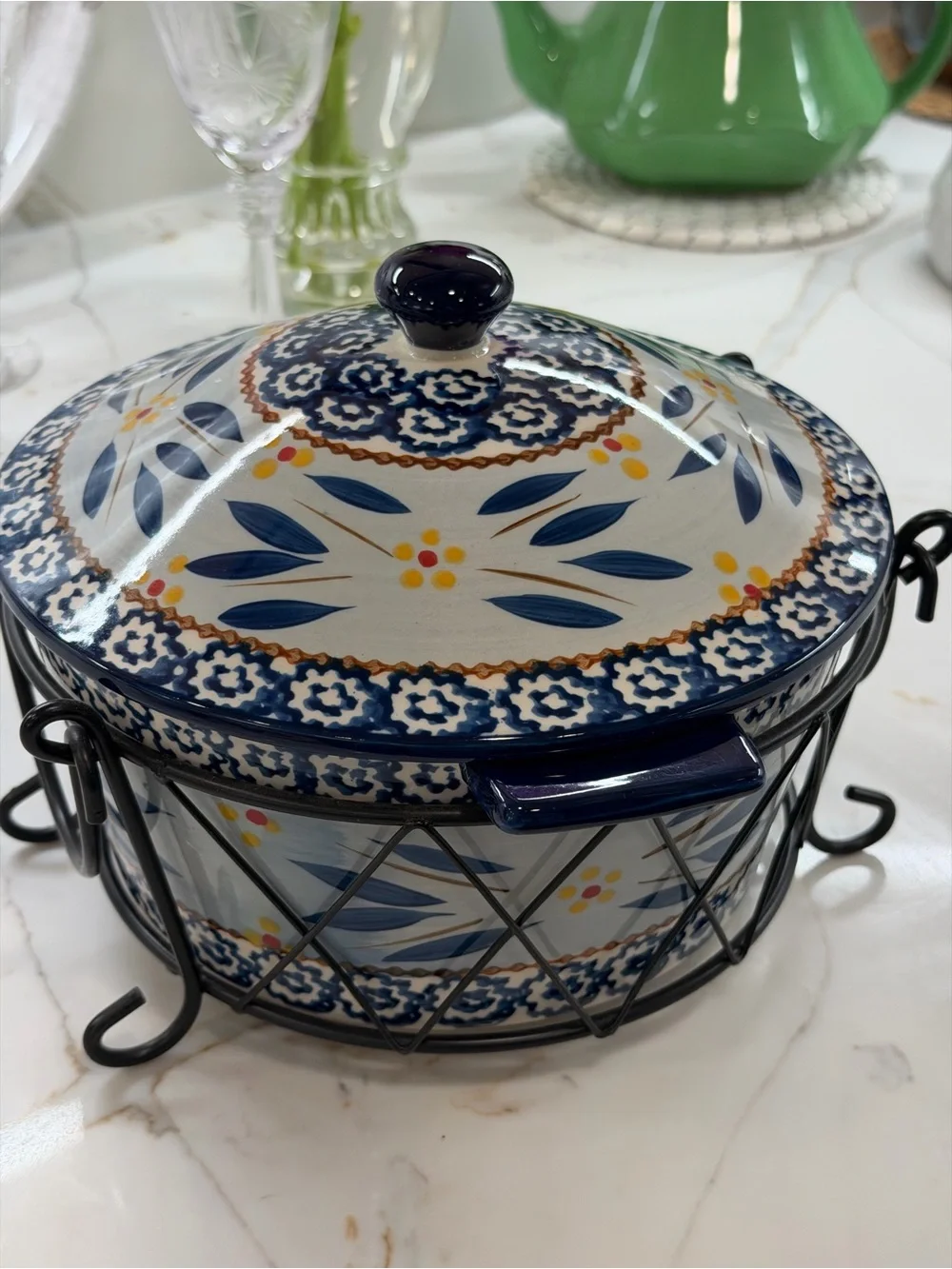Temp-tations 1.5 qt casserole dish.8 inches across.